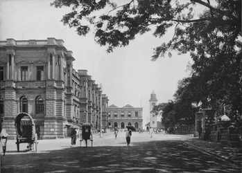 Obecná pošta s vchodem do Queens House a hodinovou věží v dálce, c1890, 1910
