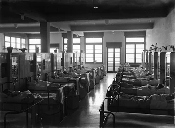 Villa Rosa Maltoni Mussolini: děti ve svých postelích (černobílá fotografie)