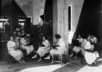 Villa Rosa Maltoni Mussolini: studentky během lekce malby (černobílá fotografie)