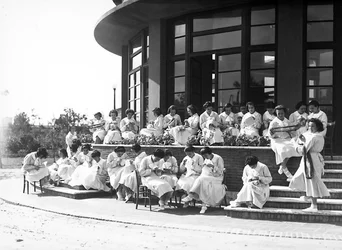 Villa Rosa Maltoni Mussolini: studentky během lekce šití, venku (č/b foto)