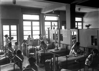 Villa Rosa Maltoni Mussolini: studentky uklízí své ložnice (černobílá fotografie)
