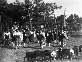 Villa Rosa Maltoni Mussolini: skupina dospívajících v tradičních neapolských krojích (č/b foto)