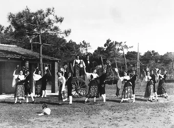 Villa Rosa Maltoni Mussolini: skupina dospívajících v tradičních sicilských krojích (černobílá fotografie)