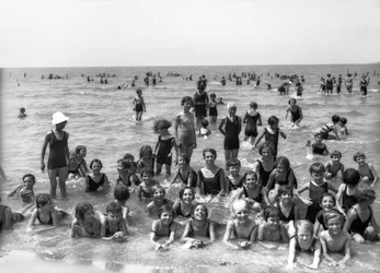 Villa Rosa Maltoni Mussolini: studenti letního tábora, pózují při plavání (černobílá fotografie)