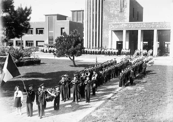 Villa Rosa Maltoni Mussolini: kapela a průvod mladých studentů (čb foto)