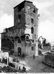 Druhá světová válka: Škody způsobené bombardováním věže Mannelli na konci Ponte Vecchio ve Florencii. Tato fotografie byla dříve součástí sbírky Brogi, ale nyní patří do sbírky Alinari (černobílá fotografie)