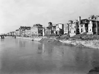 Druhá světová válka: trosky podél řeky Arno ve Florencii po bombardování. Tato fotografie, dříve součást Brogi Collection, nyní patří do Alinari Collection (č/b foto)