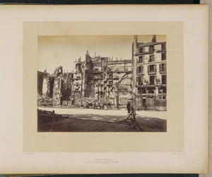Rue Royale (roh Faubourg Saint-Honoré), zapálená 24. května 1871.