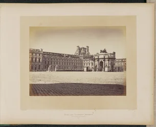 Hořící Tuilerijský palác. Pohled na Place du Carrousel.
