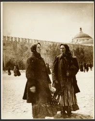 [Fotografie ze studijní cesty do Ruska použité pro obraz "Zrušení nevolnictví v Rusku" (1914), z cyklu "Slovanská epopej, Moskva"]