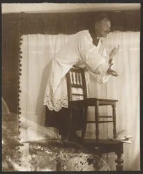 [Autoportrét Alfonse Muchy pózujícího jako "Jan Jus" pro obraz "Mistr Jan Jus káže v Betlémské kapli" (1916) z cyklu "Slovanská epopej, Zbiroh, Čechy"]