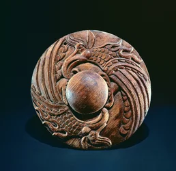 Rondel zdobený dvěma gryfy, altajský kočovný (dřevo)