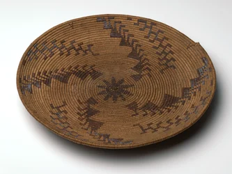 Mísa na prosévání žaludové mouky, cca 1860-1909 (javor, kůra Redbud a vrba)