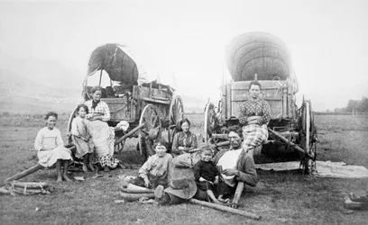 American Pioneer Family, cca 1870 (černobílá fotografie)