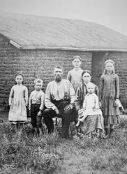 Americká pionýrská rodina, cca 1870 (černobílá fotografie)