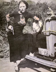 Bonnie Parker pózuje „drsně“ s pistolí a doutníkem, kolem roku 1934