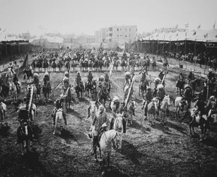 Buffalo Bill (1846-1917) a jeho jezdci na přehlídce, Omaha, Nebraska