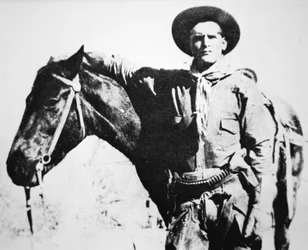 Butch Cassidy (1866-1908/09) se svým koněm (černobílá fotografie)