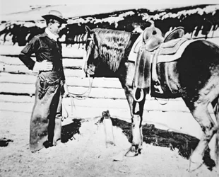 Butch Cassidy (1866-1908/09) se svým koněm (černobílá fotografie)