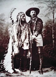 Chief Sitting Bull (1831-90) na turné s Buffalo Bill Cody (1846-1917) a jeho Wild West Show (č/b foto)