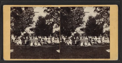 Děti a hřiště, Oneida Community, stát New York, cca 1870 (č/b fotografie)