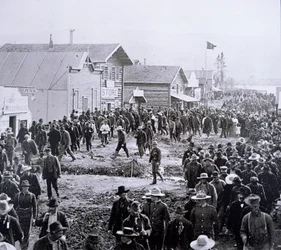 Dawson City během zlaté horečky na Klondiku (1897-98) 1898 (čb fotografie)