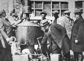 Federální američtí agenti objevili nelegální alkohol ještě během americké prohibice (1920-33) (čb foto)