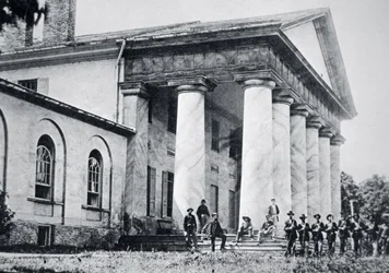 Federální jednotky okupující sídlo Roberta E. Lee, Arlington House (černobílá fotografie)