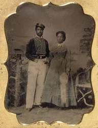 Fireman and Bride, cca 1860 (čtvrttalíř, ručně barvený se zlacenými odlesky, kůže)
