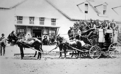 Plně naložený dostavník starého západu, cca 1885 (černobílá fotografie)