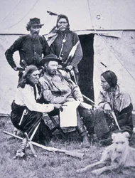 Generál George A. Custer (1839-76) se svými indiánskými zvědy během expedice do Yellowstone v roce 1873