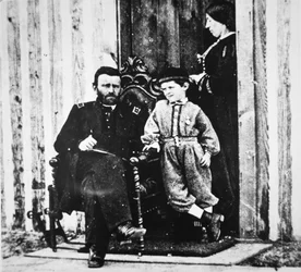 Generál Grant s manželkou Julií Dentovou a jejich synem Frederickem Dentem Grantem, v City Point (černobílá fotografie)