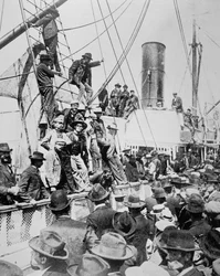 Nadějní prospektoři opouštějí Vancouver během zlaté horečky na Klondiku (1897-98) 1898 (černobílá fotografie)