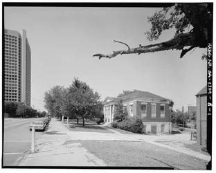 V kontextu z jihu směrem na sever, podél Luckie Street. - Clark Howell Homes, knihovna Anne Wallace Branch Carnegie, 538 Luckie Street, Atlanta, Fulton County, GA (černobílá fotografie)