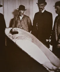 Jesse James v rakvi poté, co byl v roce 1882 zastřelen