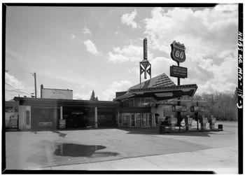 Servisní stanice Lindholm Oil Company, Cloquet, Minnesota (černobílá fotografie)