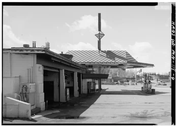Servisní stanice Lindholm Oil Company, Cloquet, Minnesota (černobílá fotografie)