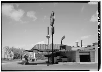 Servisní stanice Lindholm Oil Company, Cloquet, Minnesota (černobílá fotografie)