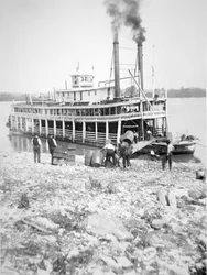 Nakládání záďového vozu na řece Ohio, cca 1900 (černobílá fotografie)