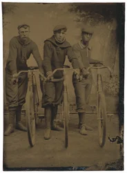 Marshall Walters "Major" Taylor a závodníci na kolech,c. 1899 (foto)
