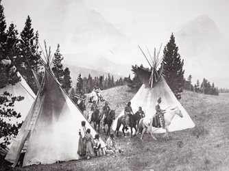 Tábor týpí původních obyvatel Ameriky, Montana, kolem roku 1900