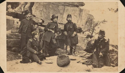 "Část štábu generála Gearyho. Pořízeno na vrcholu Lookout Mountain na Štědrý den.",1863 (foto)