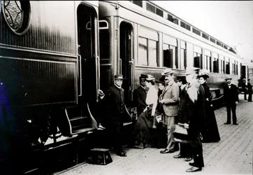 Cestující nastupující do vozu první třídy Pullman na železnici Chicago, Burlington & Quincy v roce 1910 (černobílá fotografie)