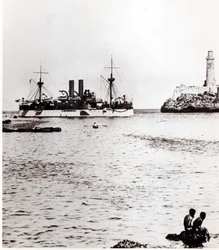 USS Maine vplouvající do přístavu Havana, Kuba, 1898 (viz 206526, 206527)