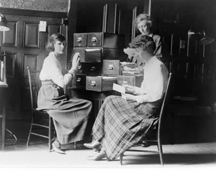 Tři ženy pracují na kartotéce v ústředí National Womans Party, Washington D.C., hospoda. kolem roku 1920