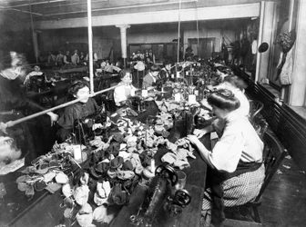 Ženy šijící plyšové medvídky v továrně, kolem roku 1915