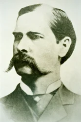 Wyatt Earp (1848-1929) kolem roku 1886 (černobílá fotografie)