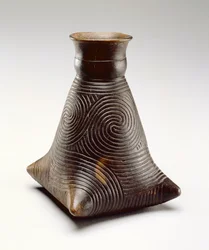 Caddo vyřezávaná láhev, 1200-1500 (keramická)