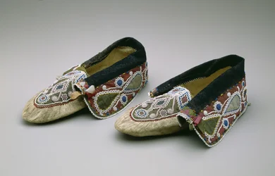 Mokasíny, Chippewa, cca 1835 (jelenová kůže, skleněné korálky, bavlna, hedvábná tkanina a stuha)