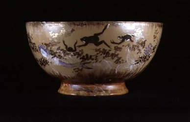 Punch Bowl vyrobený metodou „paste on paste“ z továrny Rookwood v Cincinnati, Ohio